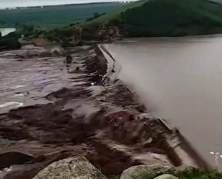  內蒙古暴雨致兩水庫決堤 道路橋樑沖毀