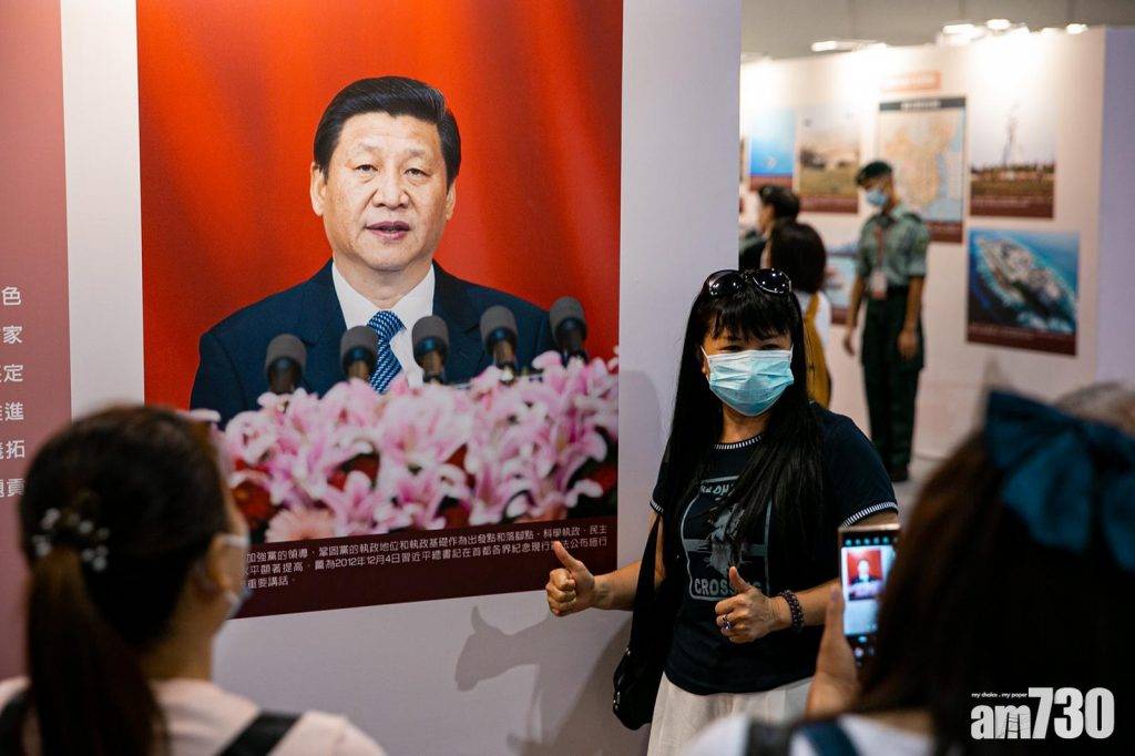  共產黨成立100周年展覽開幕　有市民與習近平肖像合照