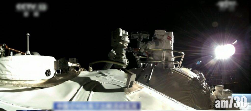  中國太空站｜2太空人成功出艙 站上機械臂抬升全景相機