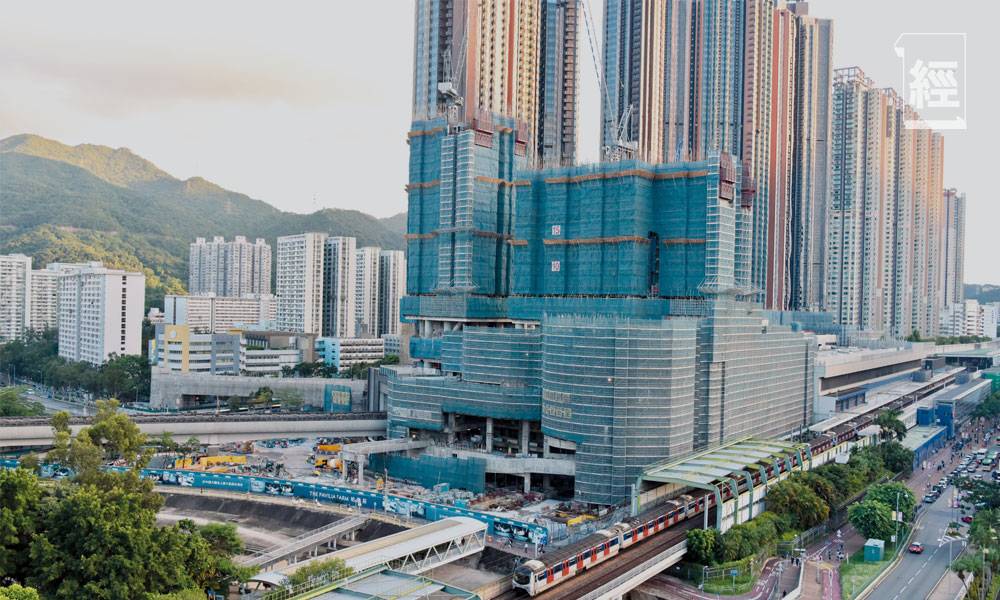  在建中的柏傲莊第1及第8座，已完成商場基座及20多層，今次的拆卸重建可算是香港樓市歷史中一大奇聞。