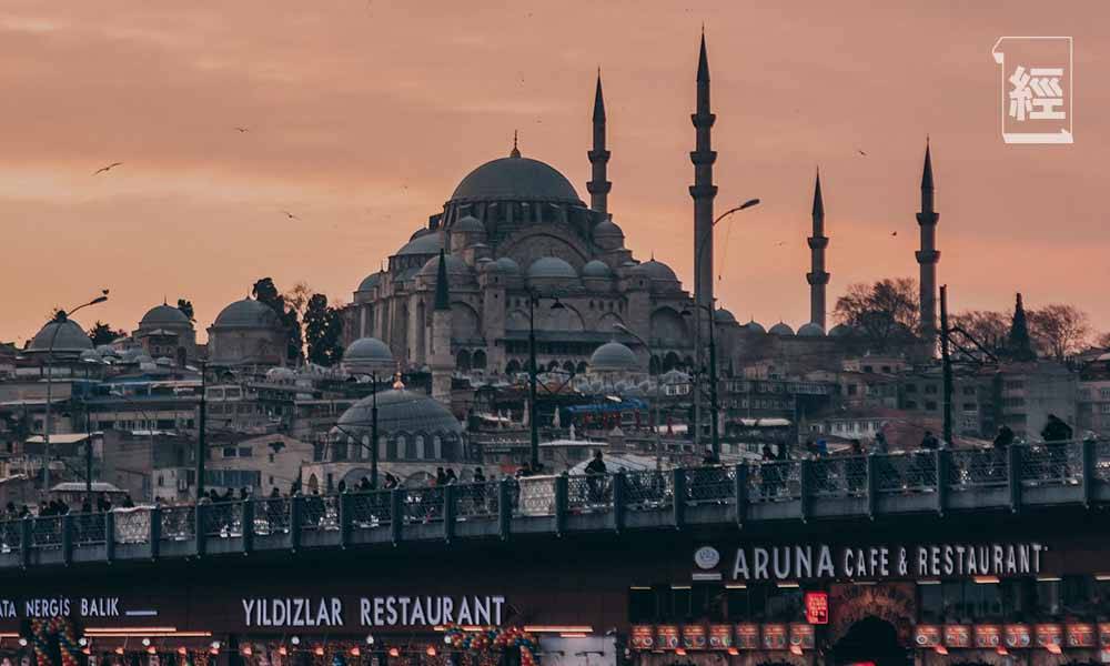  伊斯坦堡是土耳其最大城市，集宗教、歐亞文化於一身。亦是人氣最高的旅遊城市之一，