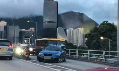 網上熱話｜私家車馬頭涌道橋面「U Turn」 網友：可能導航出錯