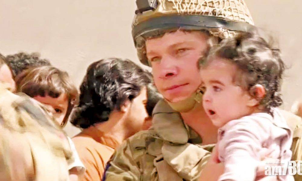  恐慌逃離 睹慘況英軍落淚 嬰孩遭拋過喀布爾機場圍欄