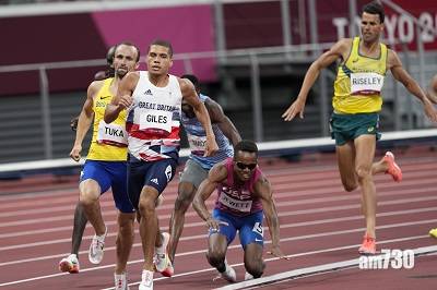  東京奧運｜800米兩跑手碰撞跌倒  互相攙扶抵終點完成賽事