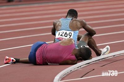  東京奧運｜800米兩跑手碰撞跌倒  互相攙扶抵終點完成賽事