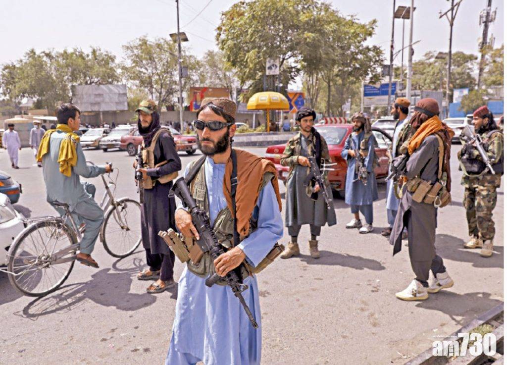  阿富汗變天 賈拉拉巴德民眾示威  拆塔利班旗遭槍擊3死12傷