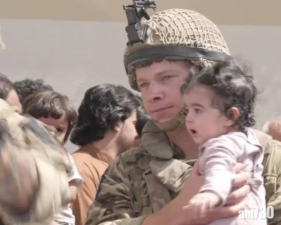 阿富汗局勢｜心慯 絕望母親拋嬰兒過機場圍欄 英軍：部分掛在倒刺鐵絲上 (有片)