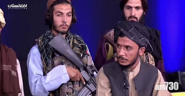  阿富汗局勢｜被迫讚美 主播遭持槍塔利班分子包圍報新聞 (有片)