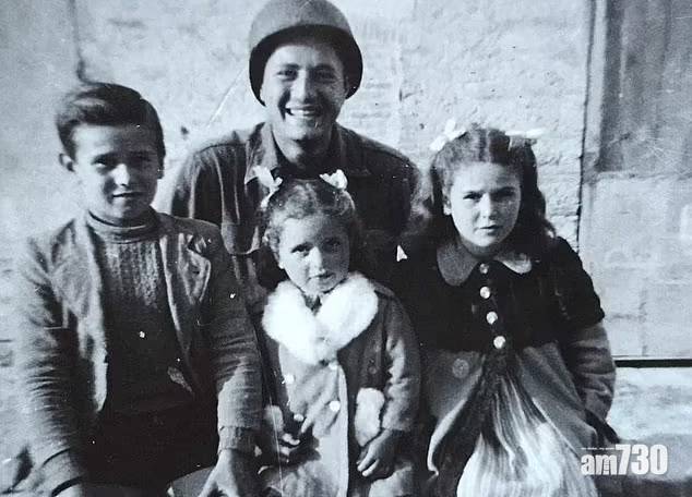  感人｜士兵二戰救3小孩 憑1944年舊照社交網尋人開心團聚