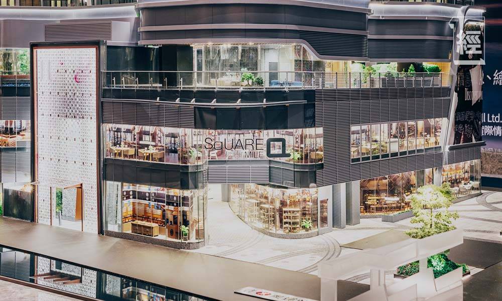 奧運站 樓盤 「利奧坊」系列商場採用流線型設計，以步行街概念貫穿7期項目，匯聚食街及特色商戶。