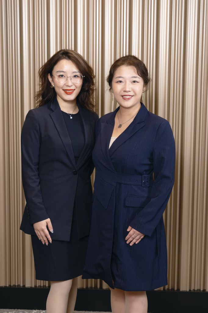 友邦精英學院 elena 上司Louise(左)指Elena的成熟想法令她放心,其爽朗個性亦容易吸引客戶,期望她能保持這份衝勁和熱誠。