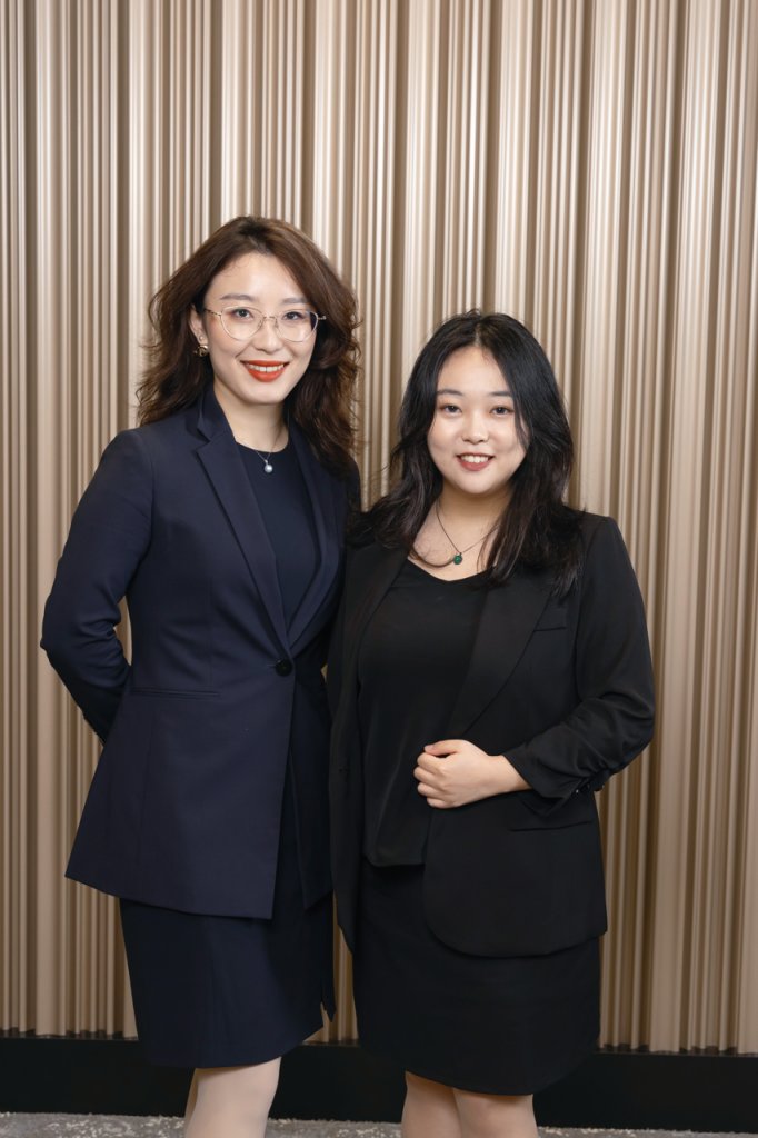 友邦精英學院 doris 上司Louise(左)欣賞Doris剛柔並重,個性爽朗俐落,同時能以同理心理解客戶,為他們設計適切的財務策劃方案。