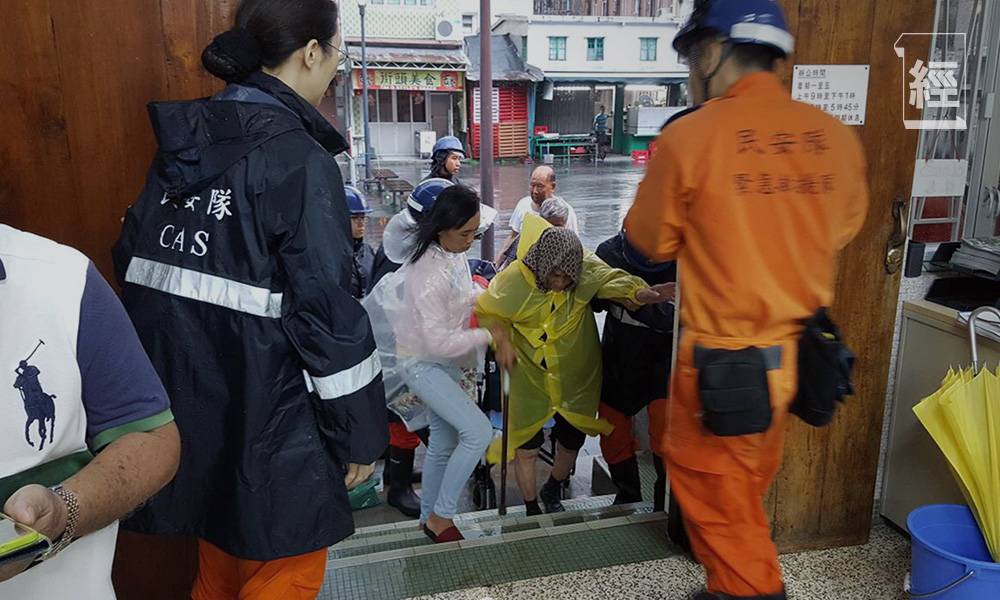 颱風襲港｜歷年4大颱風搞到香港人爬樹返工 重溫回歸後首個「10號波」