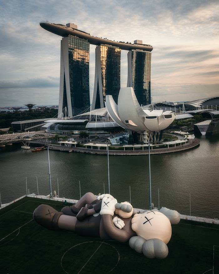 創意 KAWS:HOLIDAY新加坡巨型充氣裝置。