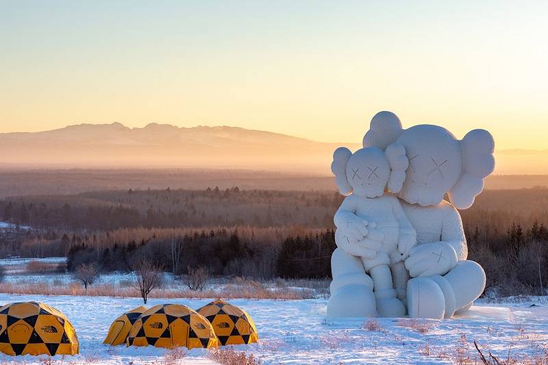 創意 KAWS:HOLIDAY在內地長白山的大型雪雕。