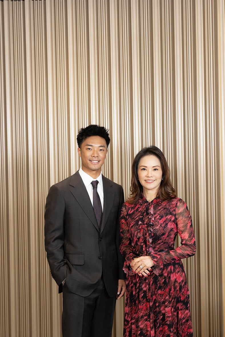 友邦精英學院jeffery lam Sally(右)深耕財務策劃領域逾30年,她期望把保障理念與專業精神延續下一代。