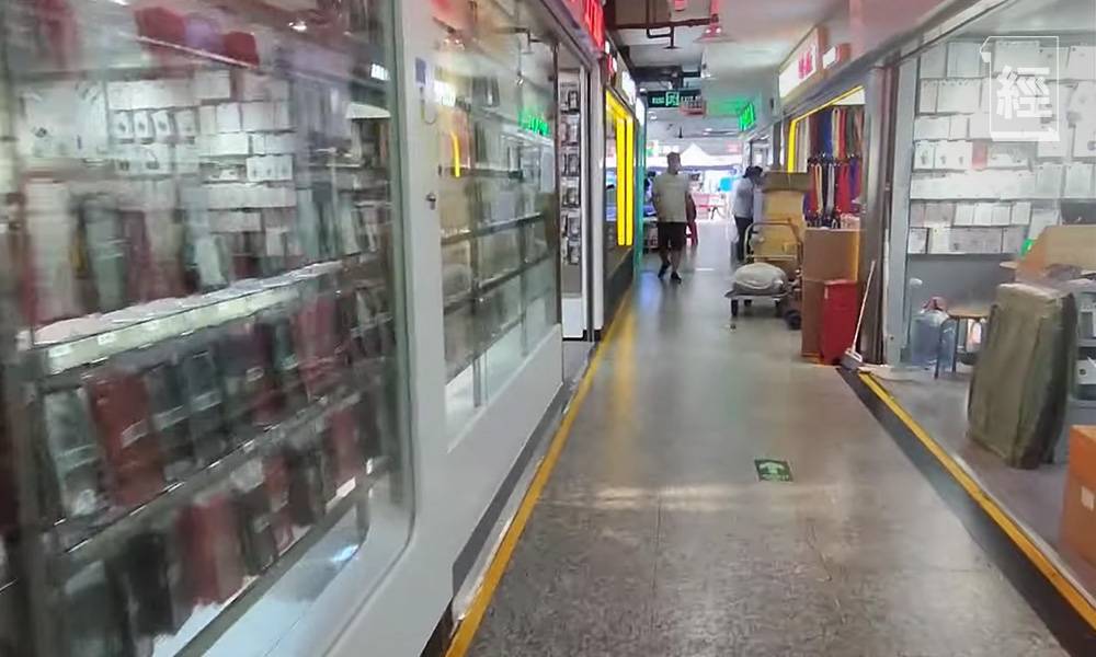 華強北 商場內仍有部分賣手機配件的店舖營業，不過店內人流不多。