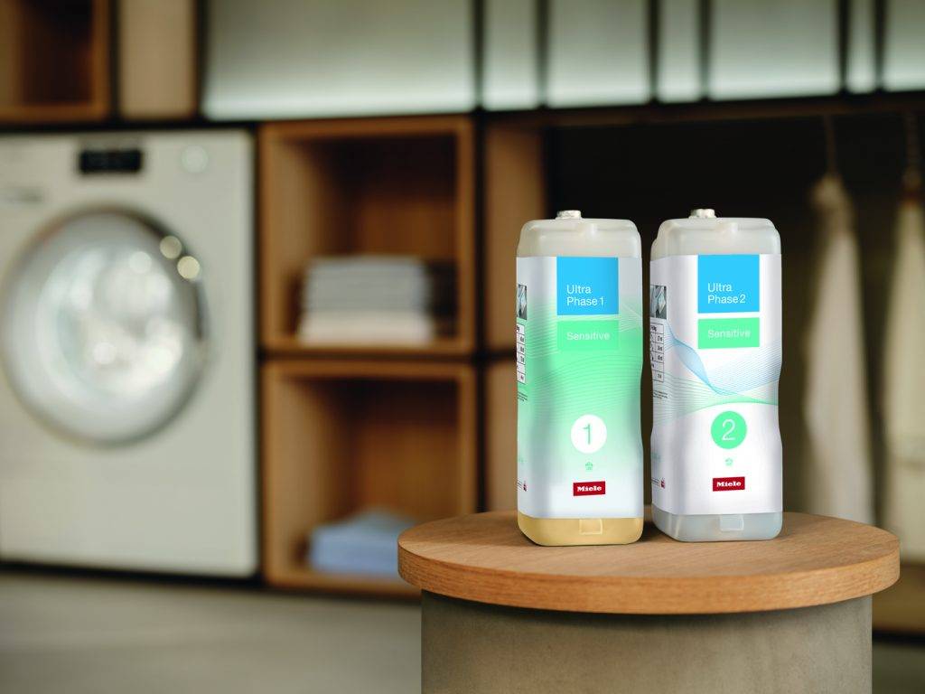 洗衣機 TwinDos 智能洗衣調配系統，配合高效雙配方UltraPhase1 及2洗衣液，高效衛生潔淨護色。更設有防敏配方，不含香精或著色劑，減少皮膚過敏機會。