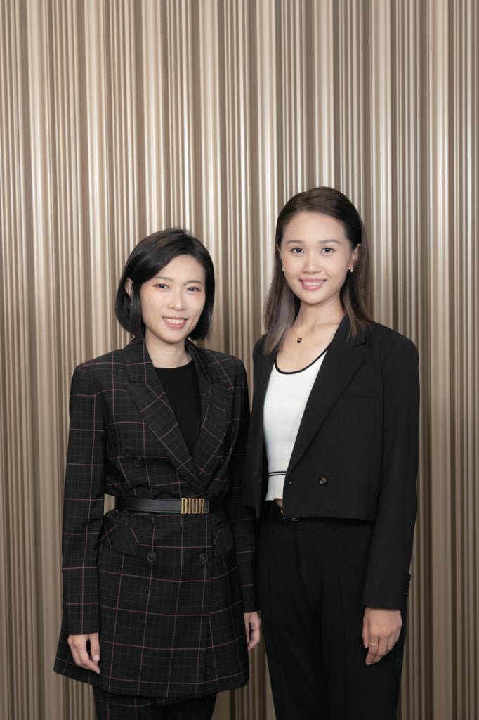 友邦精英學院elaine chou 上司Sally(左)讚賞Elaine不但積極學習、主動發問,更時刻關心團隊成員需要,展現團隊精神。