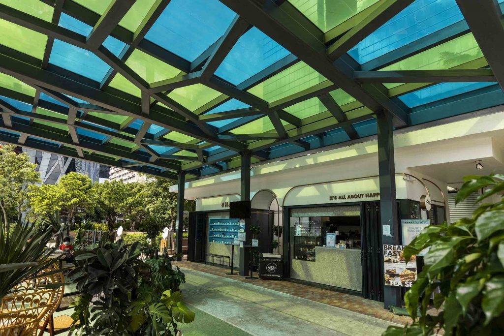 零碳天地 場內café裝設全港首個能淨化空氣兼以太陽能發電的玻璃天幕，一邊歎咖啡，一邊認識節能科技。