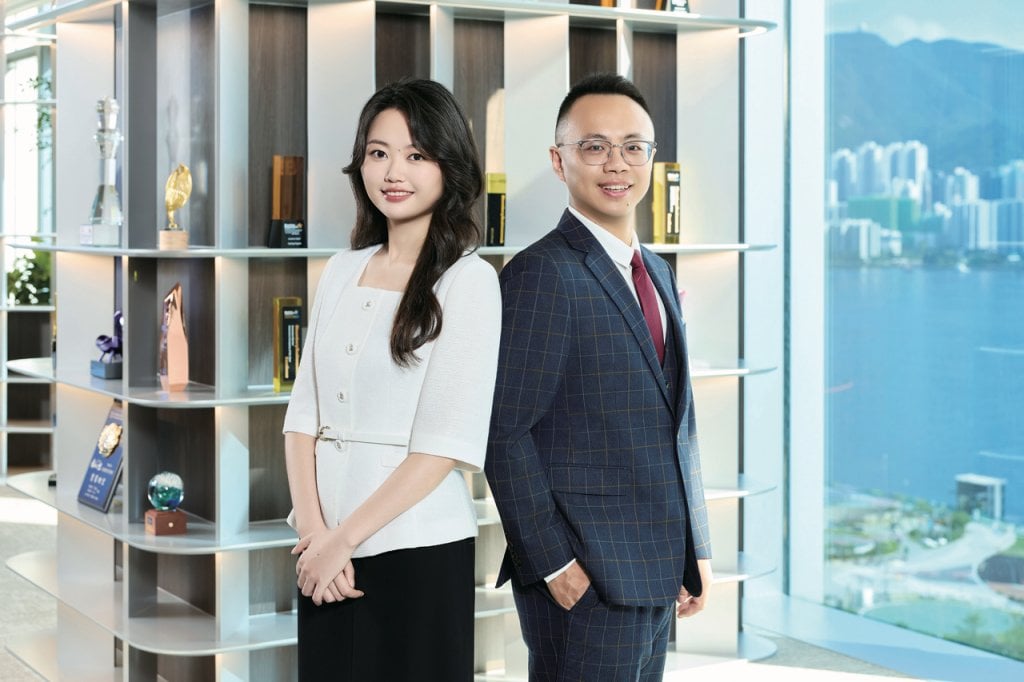 謝天慧|以成長思維迎接每次突破 在長期主義中成 (左起)宏利財富管理經理謝天慧(Riya)及宏利經銷經理秦利鵬(Sangbo)