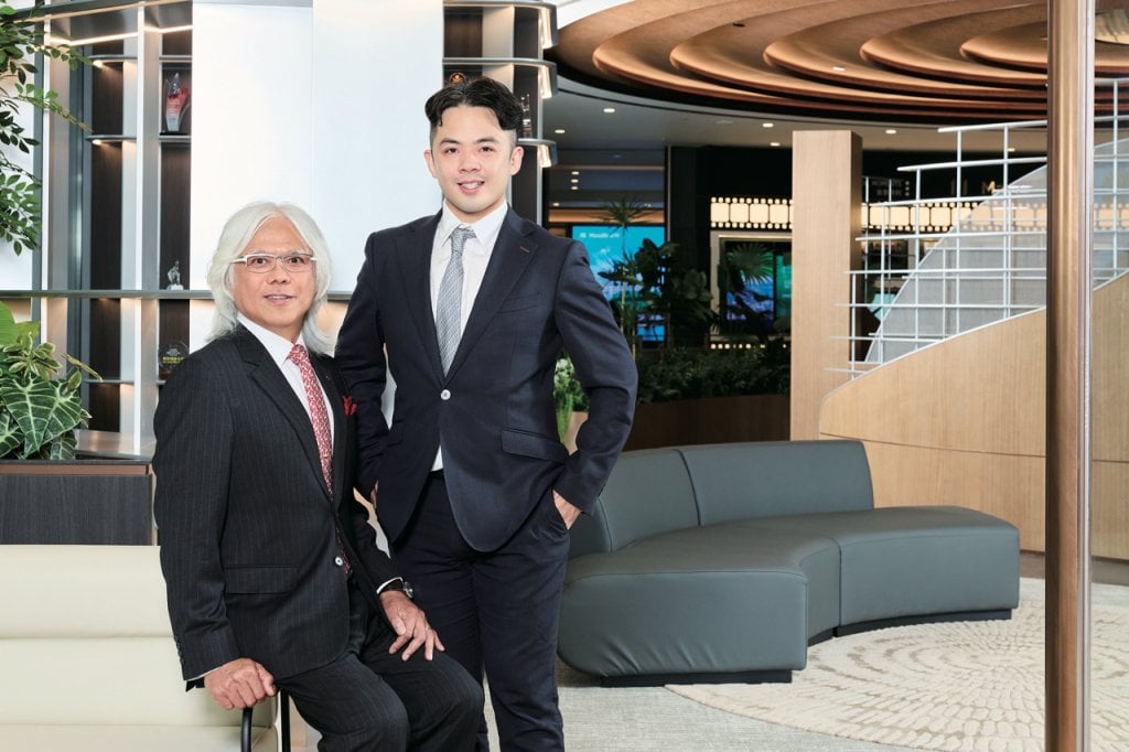 陳家年|十年磨一劍 多元歷練化成優勢 (左起)宏利高級資深區域總監陳海邦(Samy)及宏利財富管理經理陳家年(Kelvin)