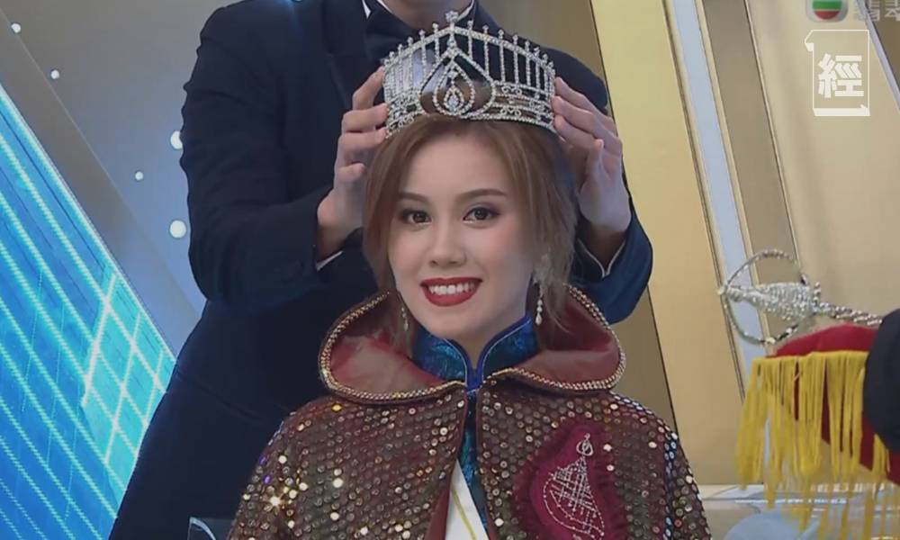 香港小姐 21年香港小姐冠軍宋宛穎，獲贈價值288,000港元的天然鑽石心口針。