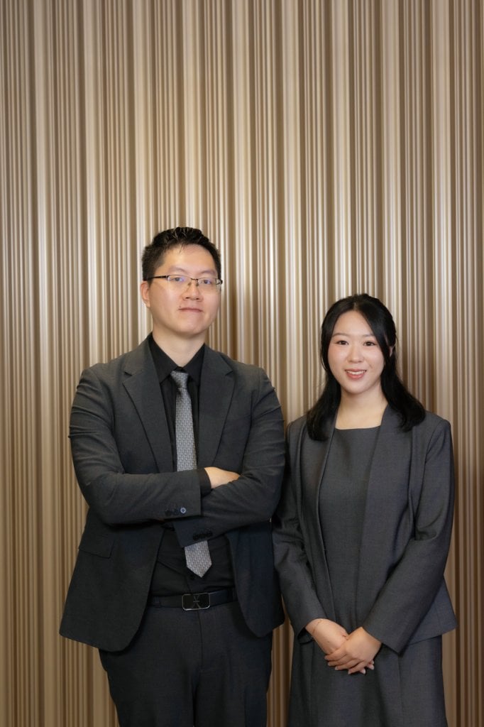 友邦精英學院alyson huang 上司Frank(左)欣賞Alyson剛入行已展現高度投入,不斷積極提升自己,並相信她會是個能用心帶領團隊的好領袖。