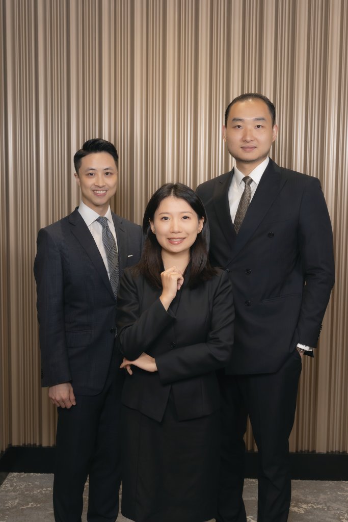 友邦精英學院 kally 上司Wai Lun(左)及Toby(右)表示,Kally擁有國際視野及豐富金融知識,為客戶帶來強大信心。