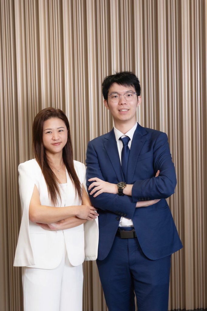 友邦精英學院gabriel luo Gabriel指幸得上司June(左)用心指導,讓他學會在客戶會面前做好準備,分析力亦逐漸提升。
