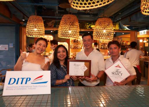 香港餐廳 泰國 泰國駐港商務專員及領事、暨DITP HK 董事Mrs. Chanunpat Pisanapipong，向Maximal concepts創辦人Mr. Xuan Mu的旗下泰國餐廳Sip Song頒發Thai SELECT證書。