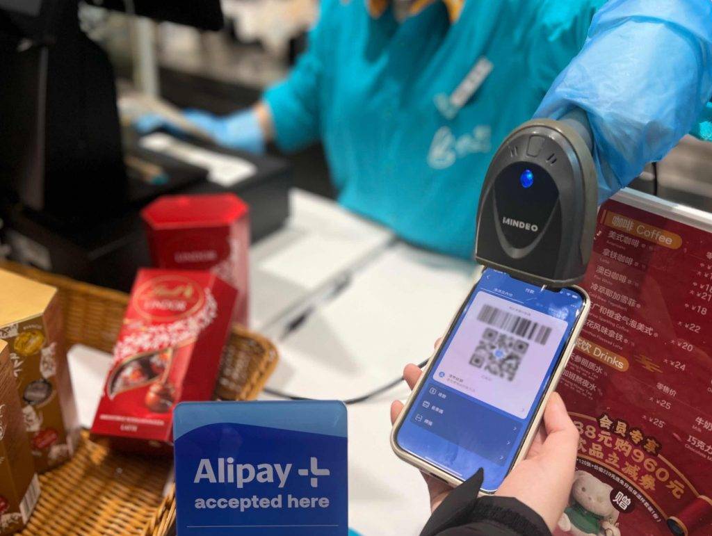 只要在內地見到「支付寶」或「Alipay+」標識，或在澳門見到「Alipay+」標識，即可直接用AlipayHK App以港幣付款。