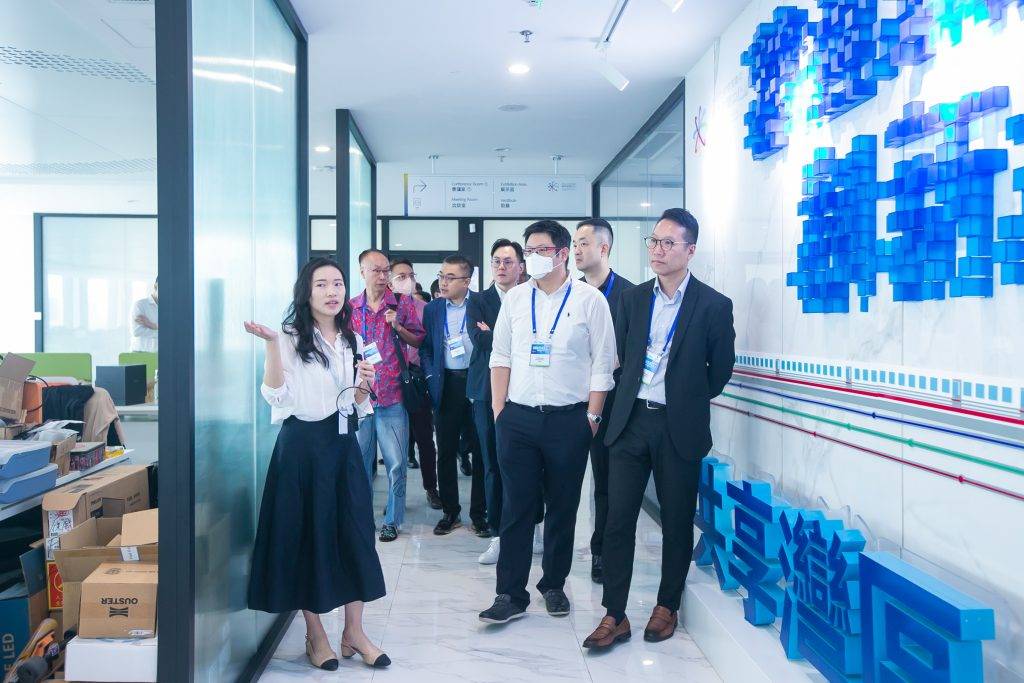 知創企業家 考察團參觀深圳北站港澳青年創新創業中心。