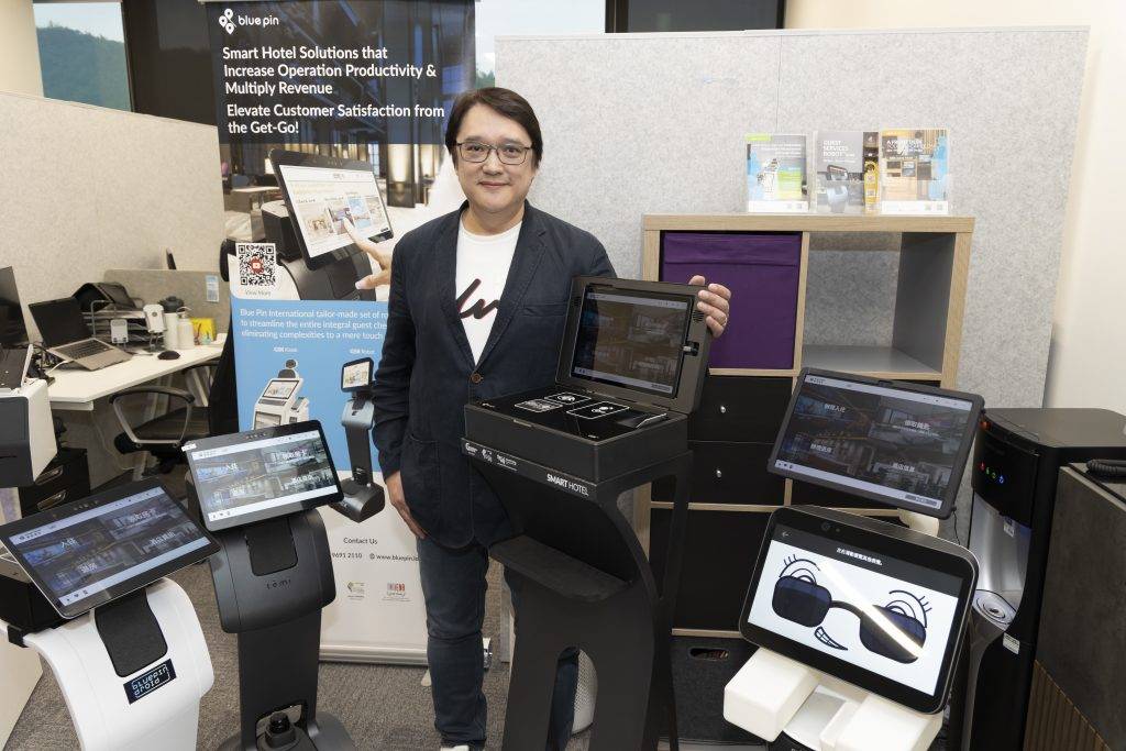科技園 dthub 藍點子（香港）有限公司聯合創辦人及行政總裁梁仲明博士透過機械人、手提電腦等硬件，展示智能酒店解決方案。