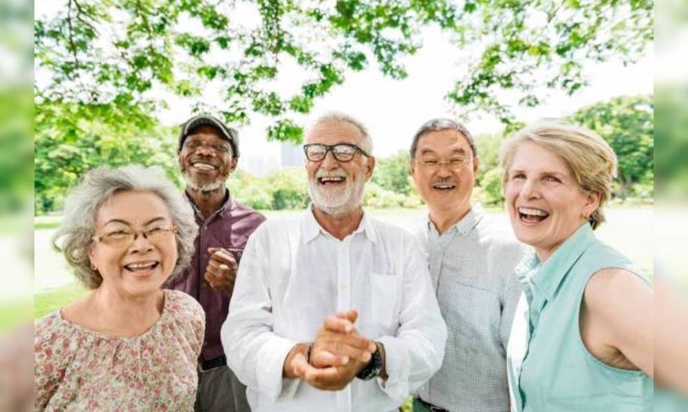 長者津貼資助 慢病共治計劃 Group of Senior Retirement Friends Happiness Concept
