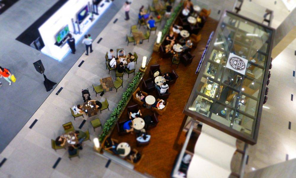 香港零售餐飲業跟港深兩地商場業務優次考慮的關系