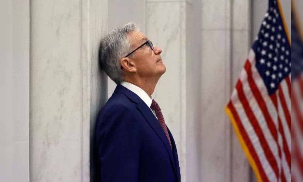 第三次按兵不動︳聯儲局維持利率不變 稱失業通脹風險加劇 鮑威爾：減息唔急
