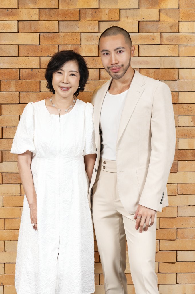 aiapremieracademy精英 ghini 媽媽兼上司Sally(左)了解Ghini對於期待的東西會鍥而不捨努力爭取,欣賞他為了轉型而認真準備。