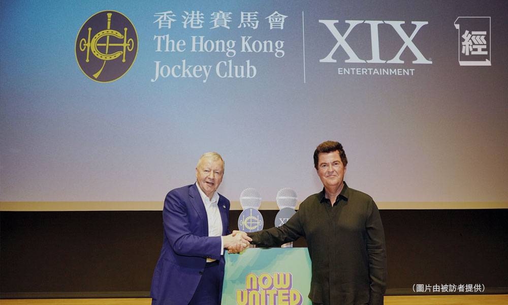香港賽馬會 香港賽馬會行政總裁應家柏(左)表示,馬會與國際知名娛樂及體育製作人、XIX創辦人Simon Fuller(右)展開合作,致力打造融合體育及娛樂元素的創新體驗,進一步拓展顧客層面,尤其是吸引年輕一代。此舉旨在鞏固香港作為全球賽馬及馬術運動首選目的地的地位,同時向世界推廣香港形象。(圖片來源:由被訪者提供)
