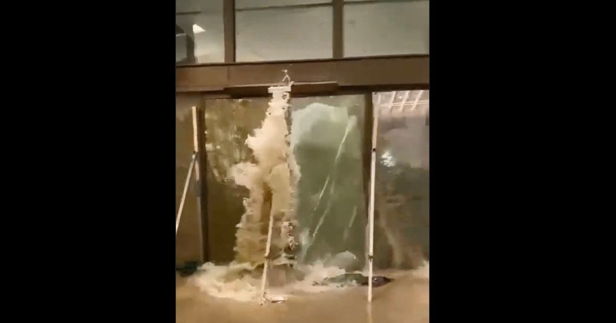 有片：巨浪湧入富麗敦海洋公園酒店 沖爆玻璃門 現場傳出「快啲走啊」