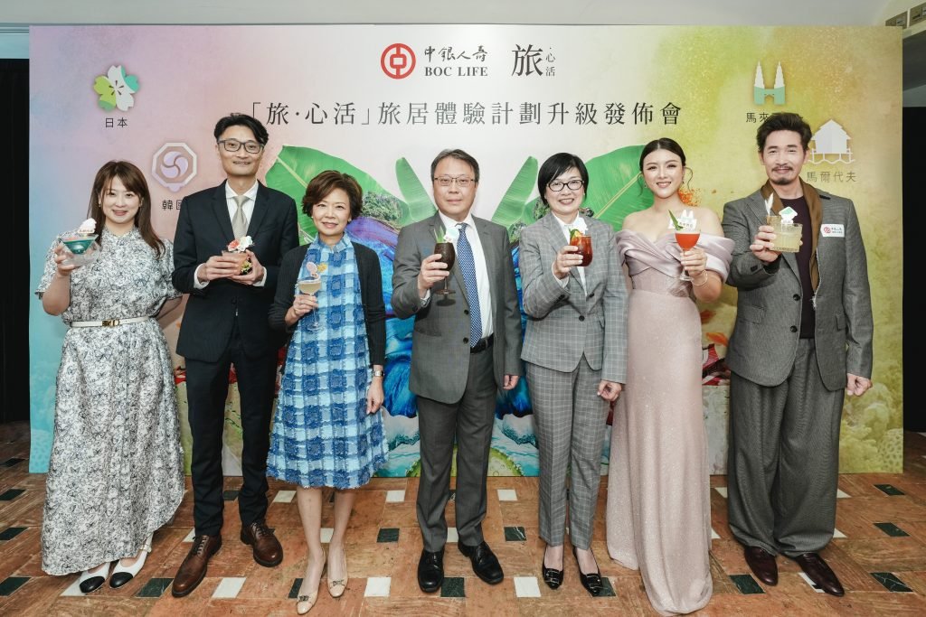 中銀人壽 中銀人壽「旅・心活」旅居體驗計劃第二階段正式啟動,推出市場首創「深度旅居體驗」保單權益,旅居版圖由中國拓展至日韓泰等7個亞洲國家,結合「六養合一」理念,讓客戶盡情探索人生下半場。啟動禮主禮嘉賓:中銀人壽執行總裁鄧子平先生(右四)、中銀人壽市場及產品發展總監魏志煒先生(左二)、中銀人壽市場營銷總監林曉慧女士(左一)、東和旅遊董事兼總經理徐王美倫女士(左三)、Banyan Group 悦榕集團銷售總監施金寶女士(右三)、中銀人壽產品及服務宣傳大使陳豪先生(右一)、藝人陳茵媺女士(右二)。
