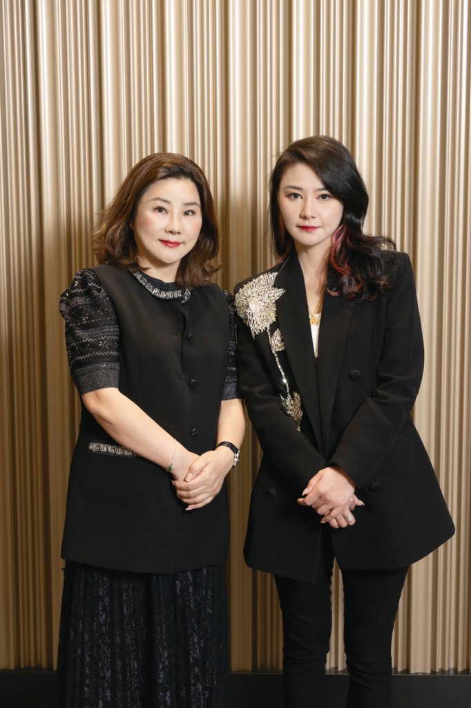 友邦精英學院 chloe 上司Kimmy(左)稱讚Chloe以專業和細心服務客戶,尤其是企業客戶,經常獲得他們的高評價。