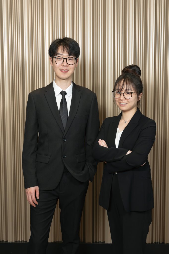 友邦精英學院eric wu 上司Tiffany(右)指Eric得到很多客戶的讚賞源於他細心及有責任,視他們如自己的朋友般照顧。