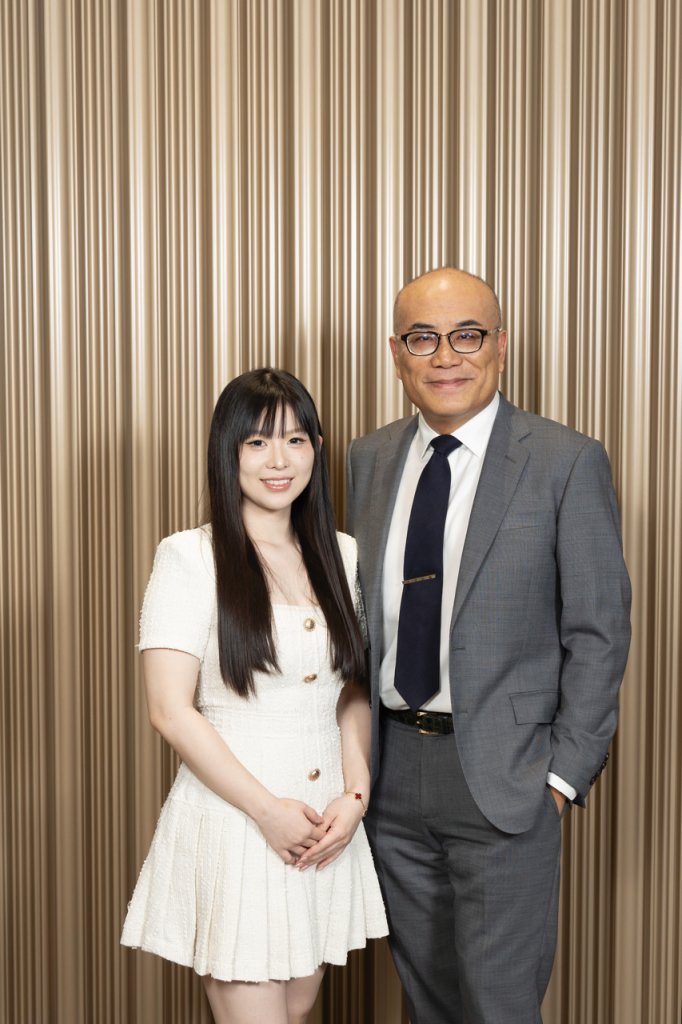 友邦精英學院tracy ju 上司Raymond(右)盛讚Tracy聰穎且目標感強,自加入團隊以來,不斷推動自己進步。