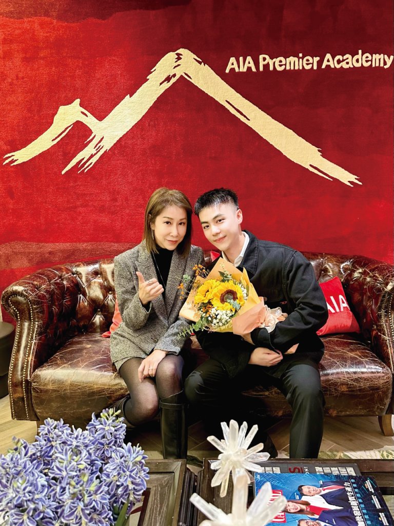 友邦精英學院ronald yick 上司January(左)讚賞Ronald善於與客戶建立穩固且長遠的合作關係。