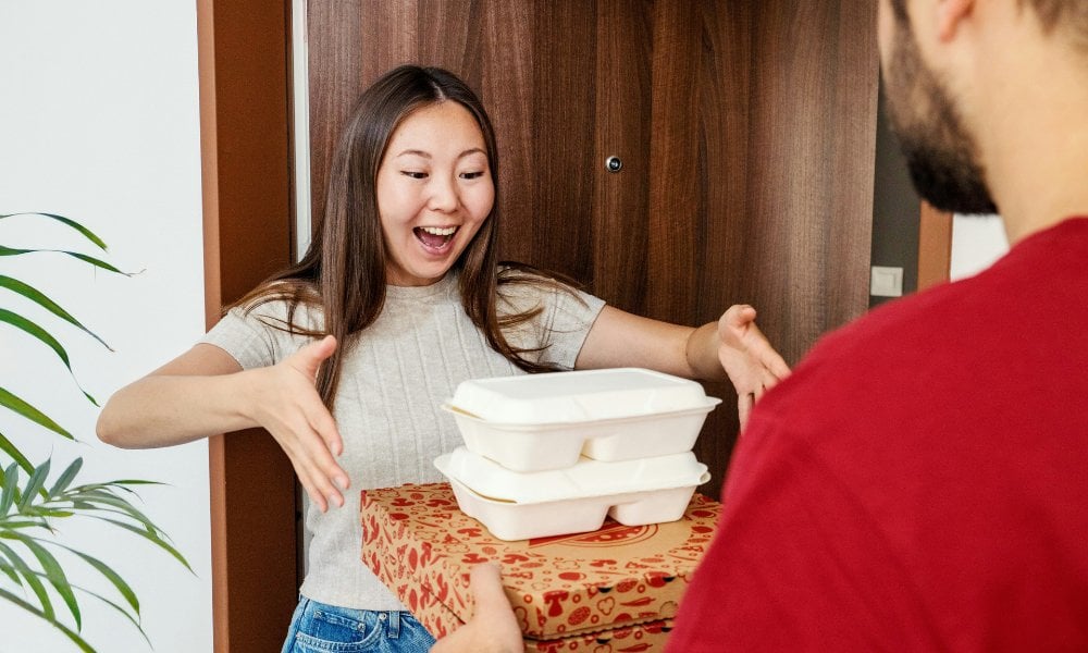 深圳外賣騎手私聘未成年「跑樓小孩」！最後100米代送每單3蚊、家長支持「勞動創收」賺外快 即遭局方禁止