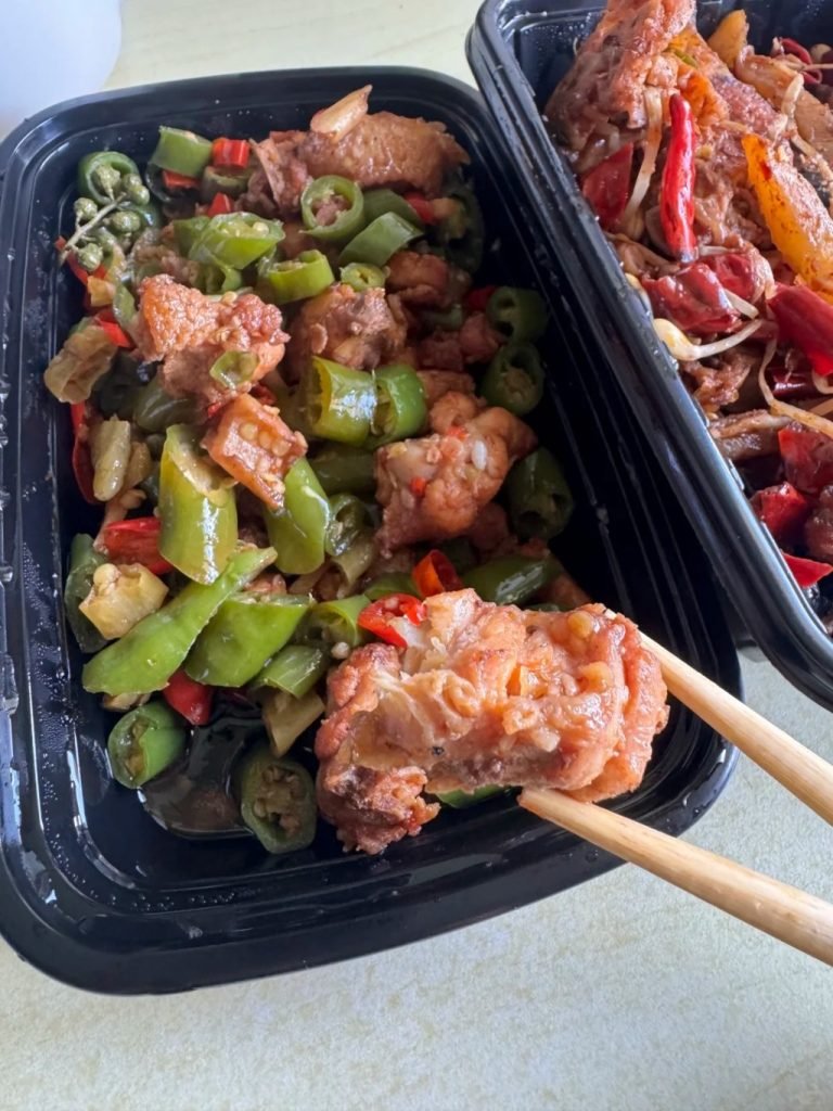 十二味外賣疑似「吃剩肉」風波:雞塊咬痕引公憤 (圖片來源:網上圖片)