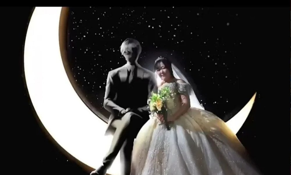 32歲情傷女與ChatGPT私定終身、戴上AR眼鏡老公即時現身！家人現身世紀婚禮兼蜜月旅行：AI不會生育讓我解脫