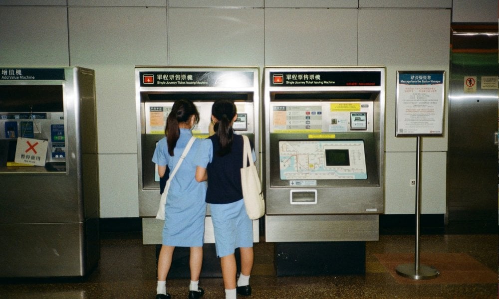 「微世代」身份超級尷尬！出生於兩個世代重疊時空、親歷沒有智能電話世界「集體回憶」：還記得最共鳴的關鍵詞嗎？