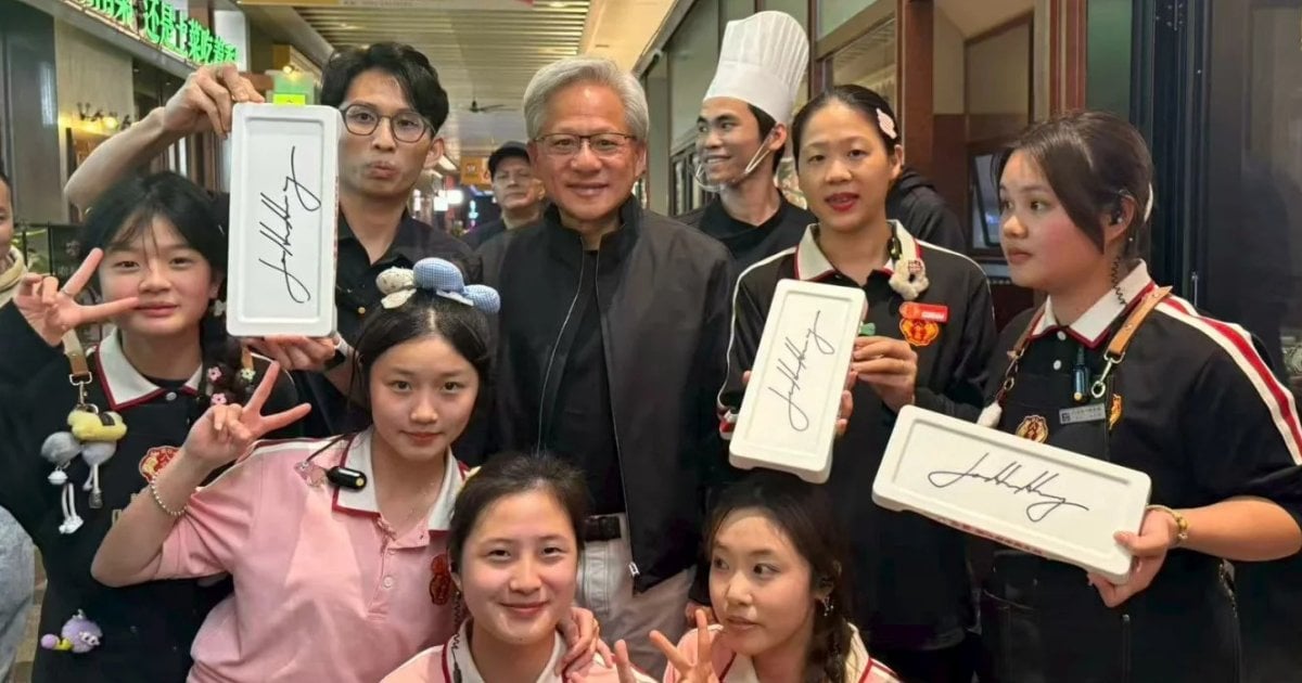 黃仁勳深圳 CBD 歎牛肉火鍋 7 人歎八合里火鍋人均百元 大讚：很新鮮 很好吃